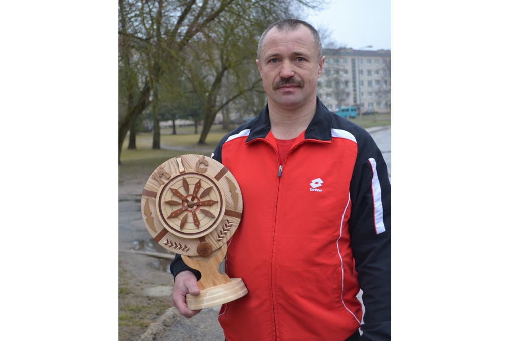 VĒRTĪGĀKAIS PBALVOJUMS. Šāds kauss ir tikai vienā eksemplārā un turpmāk papildinās Modra Vilcāna sporta trofeju kolekciju. 