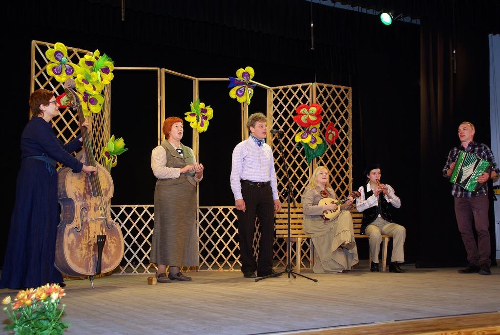 Ziņģē Kokneses spēlmaņu kopa “Skutelnieki”.  
Autors: no folkloras kopas “Urgas” arhīva