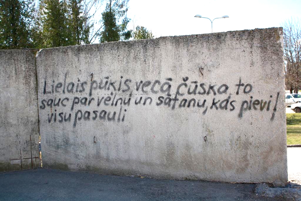 Maldina cilvēkus. Aiz veikala “Elvi” uz sienas lieliem melniem burtiem ir lasāms fragments no Bībeles, kas, izrauts no konteksta, maldina apkārtējos.
Autors: Ginta Grincēviča