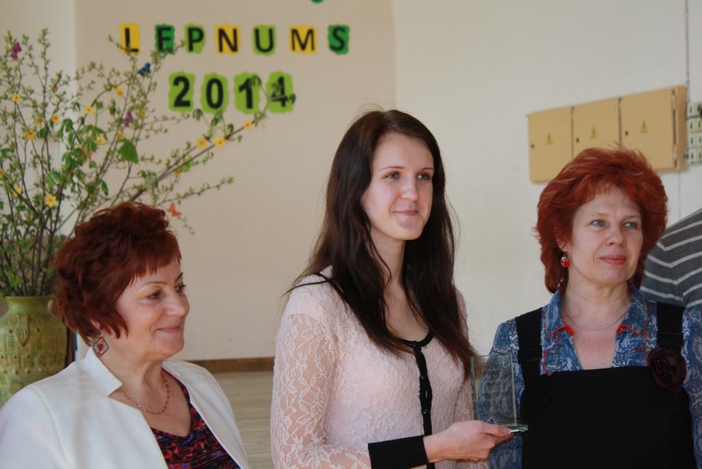 “SKOLAS LEPNUMS 2014” Marika Melnace (vidū) ar skolotāju Jeļenu Kalniņu (pa kreisi) un Jaunjelgavas vidusskolas direktori Laumu Mīlīgu.           
Autors: Ginta Grincēviča