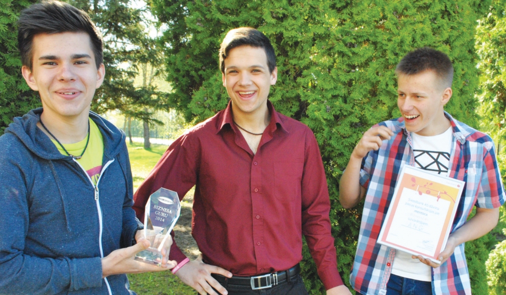 GURU TITULA IEGUVĒJI — Artūrs Jakovļevs (no kreisās), Artūrs Jaunošāns un Ēriks Gavars. Viņi saņēma uzvarētāju kausu un arī  “Swedbank” balvu — piecas mentora konsultācijas. 
Autors: Guna Mikasenoka