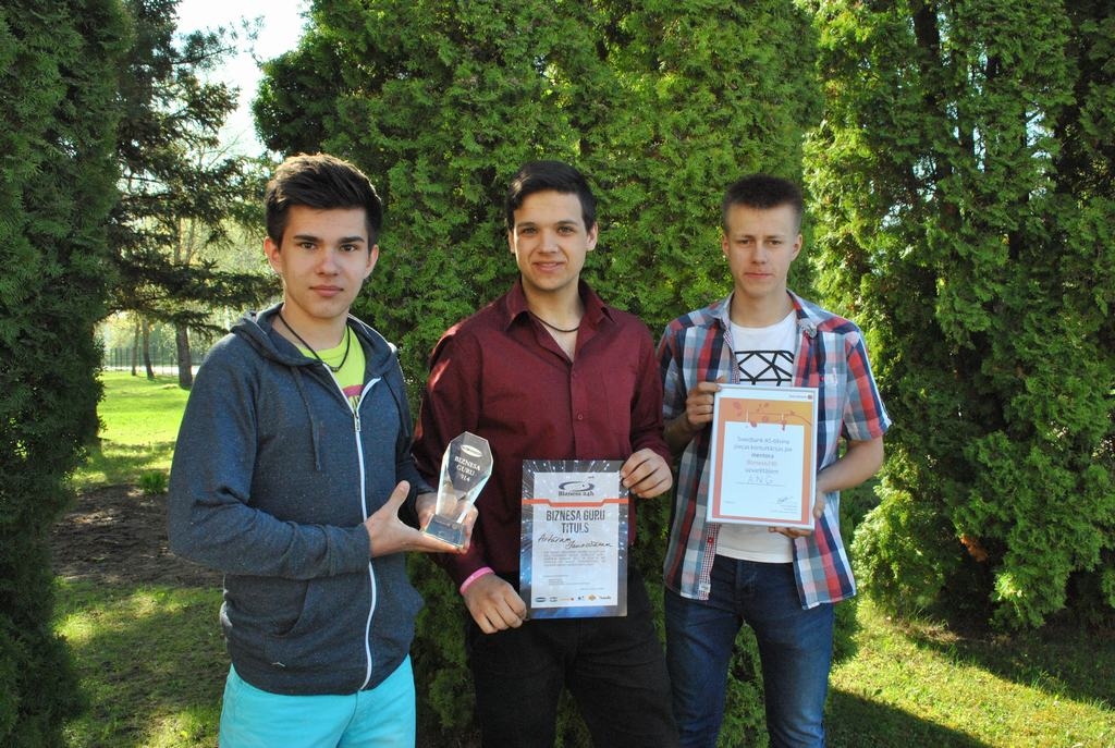 GURU TITULA IEGUVĒJI — Artūrs Jakovļevs (no kreisās), Artūrs Jaunošāns un Ēriks Gavars. Viņi saņēma uzvarētāju kausu un arī  “Swedbank” balvu — piecas mentora konsultācijas. 
Autors: Guna Mikasenoka