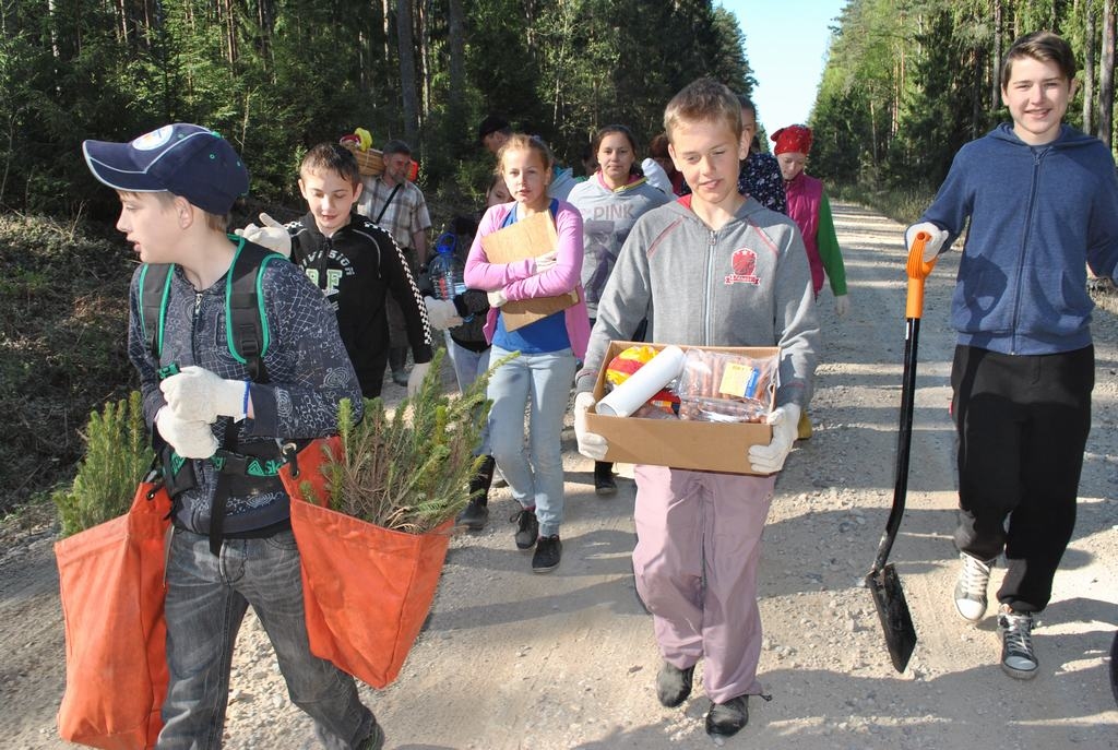 Drīz sāks darbu. Jaunjelgavas vidusskolas 6. klases skolēni dodas uz stādīšanas vietu.
Autors: Līga Patmalniece