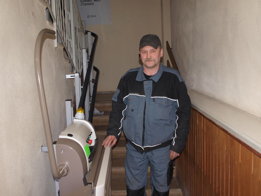 Drošs lietošanai. Uzņēmuma “Tehnovers” darbinieks Sergejs Matvejevs, nododot invalīdu pacēlāju lietošanā, ir pārliecināts, kas tas daudziem atvieglos nokļūšanu otrajā stāvā.
Autors: Ginta Grincēviča