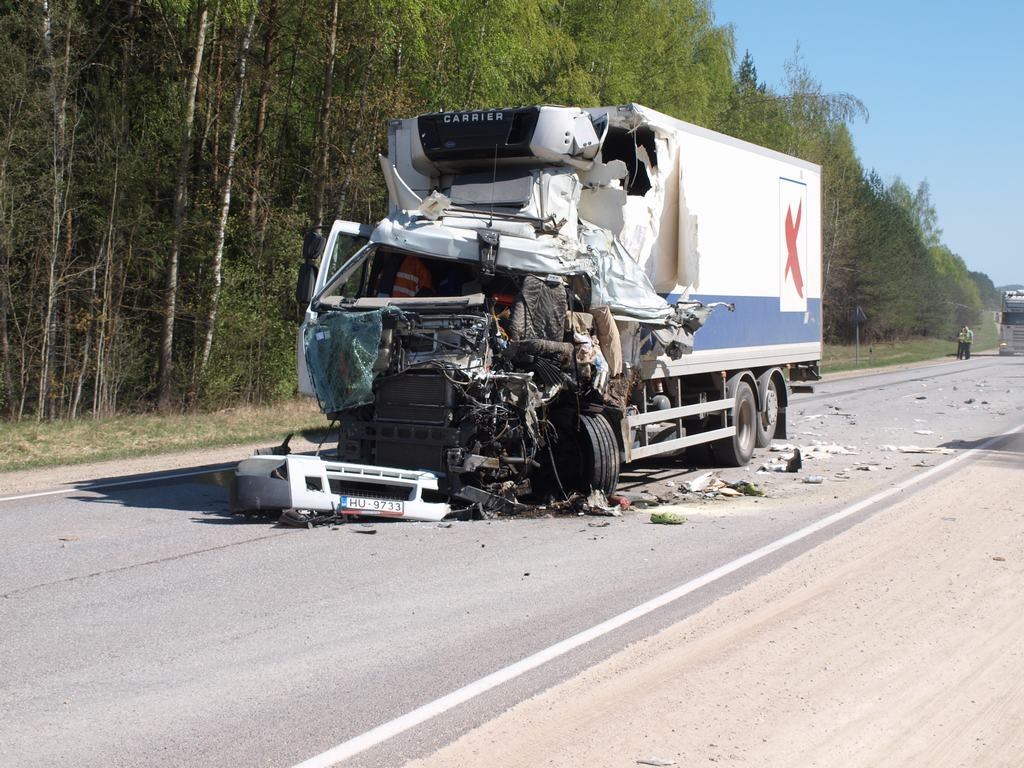 SADURSMES SEKAS. Pēc sadursmes automašīnas Renault vadītāju izdevās atbrīvot tikai ugunsdzēsējiem ar speciālajiem instrumentiem.  
Autors: Indulis Burka