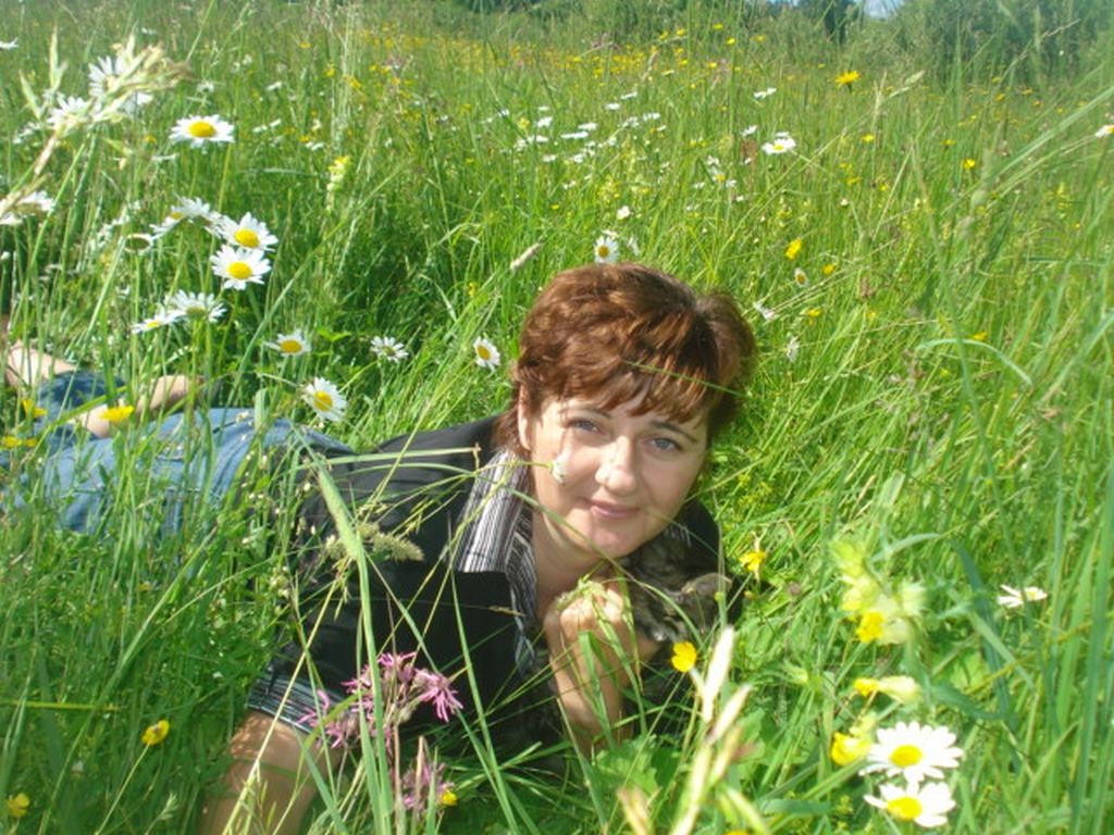 DABĀ GŪST SPĒKU. Aina Gadišķe labprāt izbauda lauku klusumu un brīžus, kad ir viena, lai sakārtotu domas un gūtu enerģiju. 
Autors: no Ainas Gadišķes albuma 