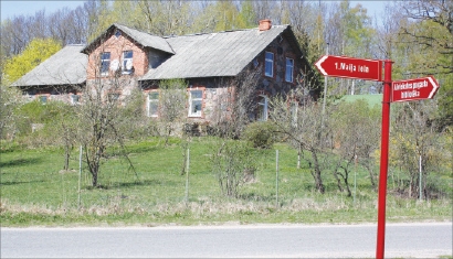 SĀKUMS. No bijušās padomju saimniecības kantora ēkas, kas tagad ir privātmāja “Vidus Kriškalni”, savulaik veidojās 1. Maija iela. 
Autors: Sandra Pumpure