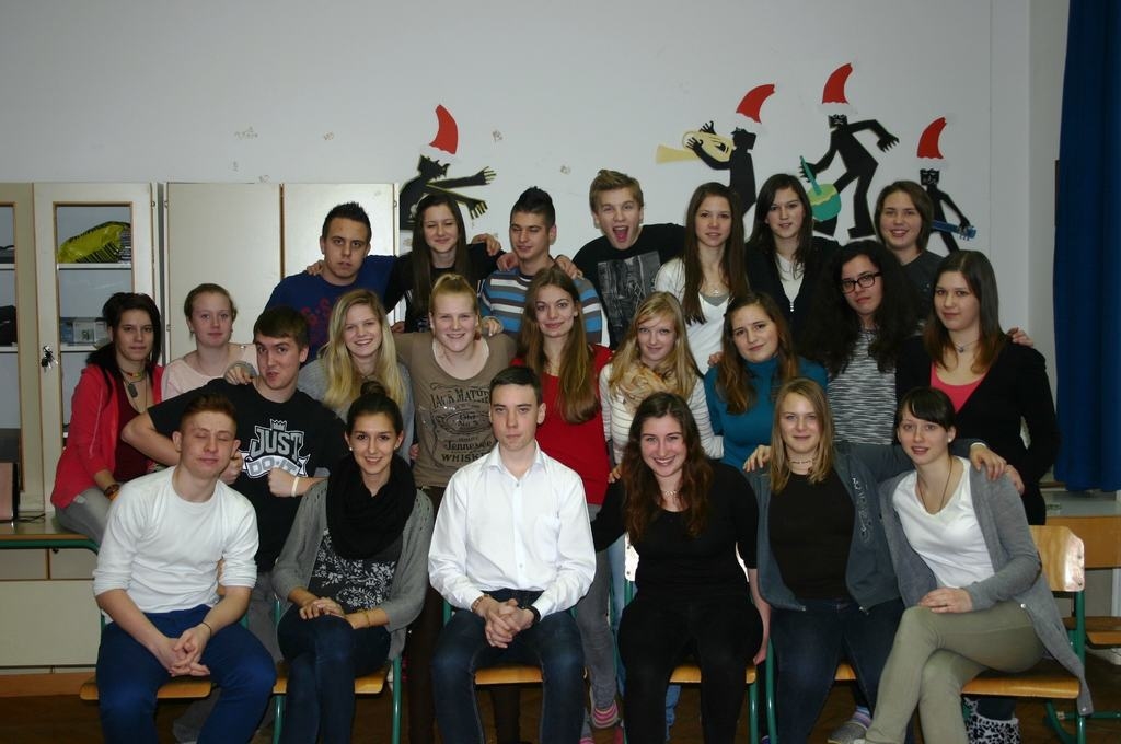 JAUNĀ KLASE. Dāvis Gorbačovs (vidū) kopā ar klasesbiedriem — vidusskolas 3. klases audzēkņiem.  
Autors: no Dāvja Gorbačova albuma 