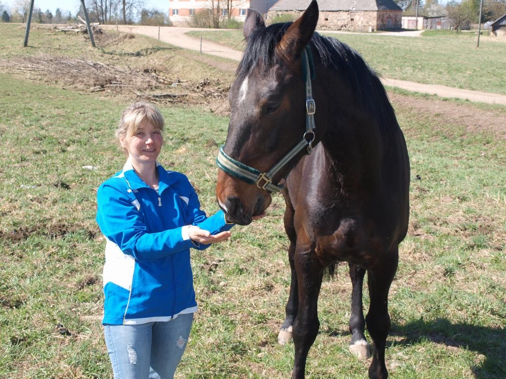 Grūti noticēt. Piecu bērnu māte Evita Tomaševska paspēj gan saimniecībā strādāt, gan bērnus uz treniņiem izvadāt.
Autors: Ginta Grincēviča
