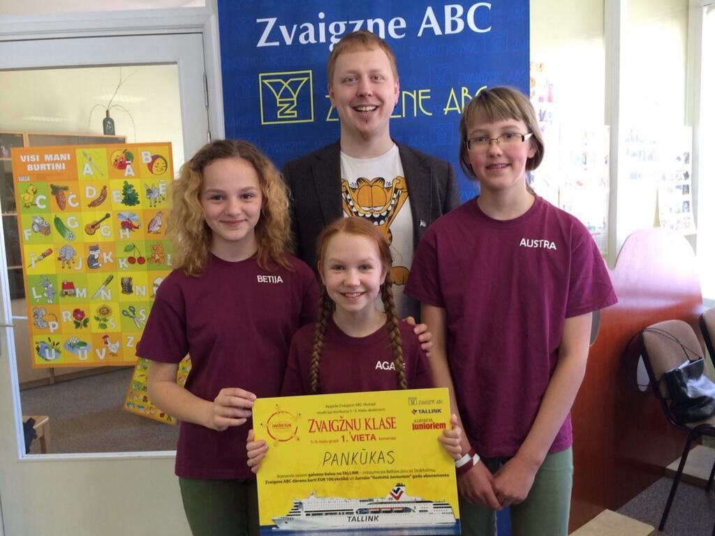 No kreisās- Betija Zvejniece, Agate Albekeite, Austra Pumpure, aiz viņām -tehnoloģiju speciālists Kristaps Skutelis.
Autors: Danute Podvinska