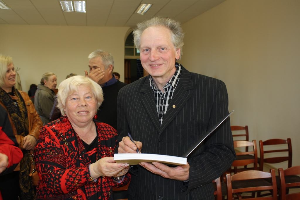 VELTĪJUMS. Dainis Īvāns grāmatu ar savu ierakstu dāvināja arī Pļaviņu novada bibliotēkai. Līdzās — tās vadītāja Ināra Osīte. 
Autors: Sandra Pumpure