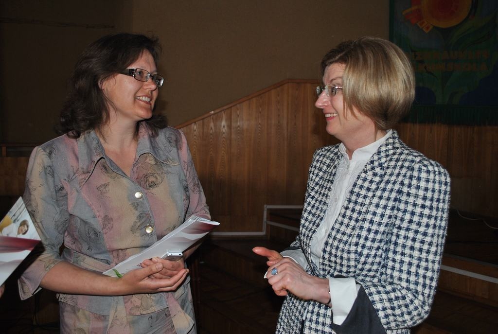 IR INTERESE. Jautājumus Ingunai Sudrabai (no labās) uzdod tikšanās dalībniece Gunta Otto. 
Autors: Guna Mikasenoka