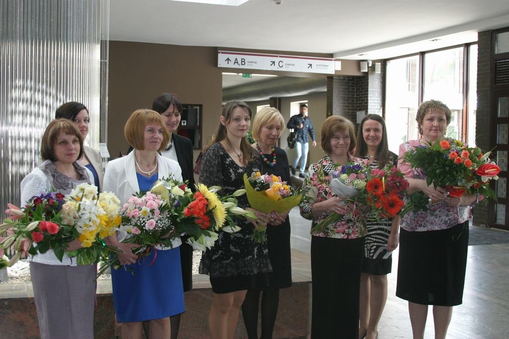 Sava darba entuziastes. Ingūna Kļaviņa (pirmā no labās) svinīgajā balvas pasniegšanas sarīkojumā. 
Autors: Publicitātes foto
