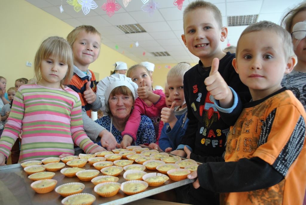 DĀVANA MĀMIŅĀM. “Saulītes” bērni kopā ar audzinātāju Ināru Līcīti, pirms kēksiņi mēro ceļu uz virtuves lielo krāsni. 
Autors: Evita Apiņa