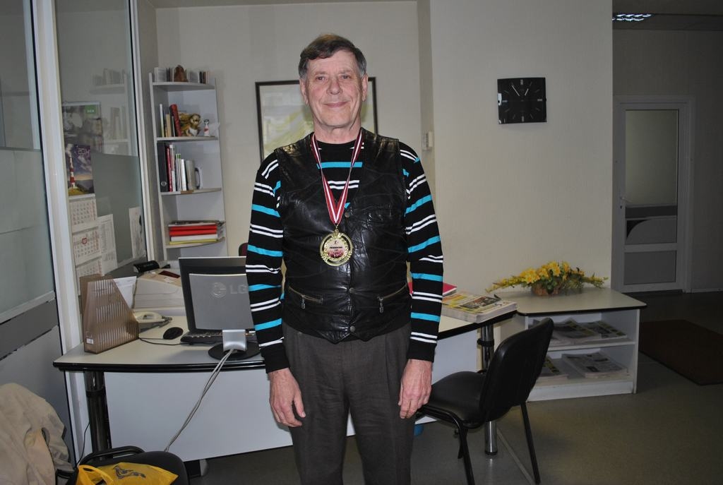 IEGŪST “STABURAGA” BALVU. Sacensībās “Aizkraukles novada pusmaratons 2014” koknesietis Jānis Šmits ar iegūto zelta medaļu 5,3 kilometru nūjošanas distancē. Viņš saņēma arī “Staburaga” abonementu trijiem mēnešiem. 
Autors: Guna Mikasenoka