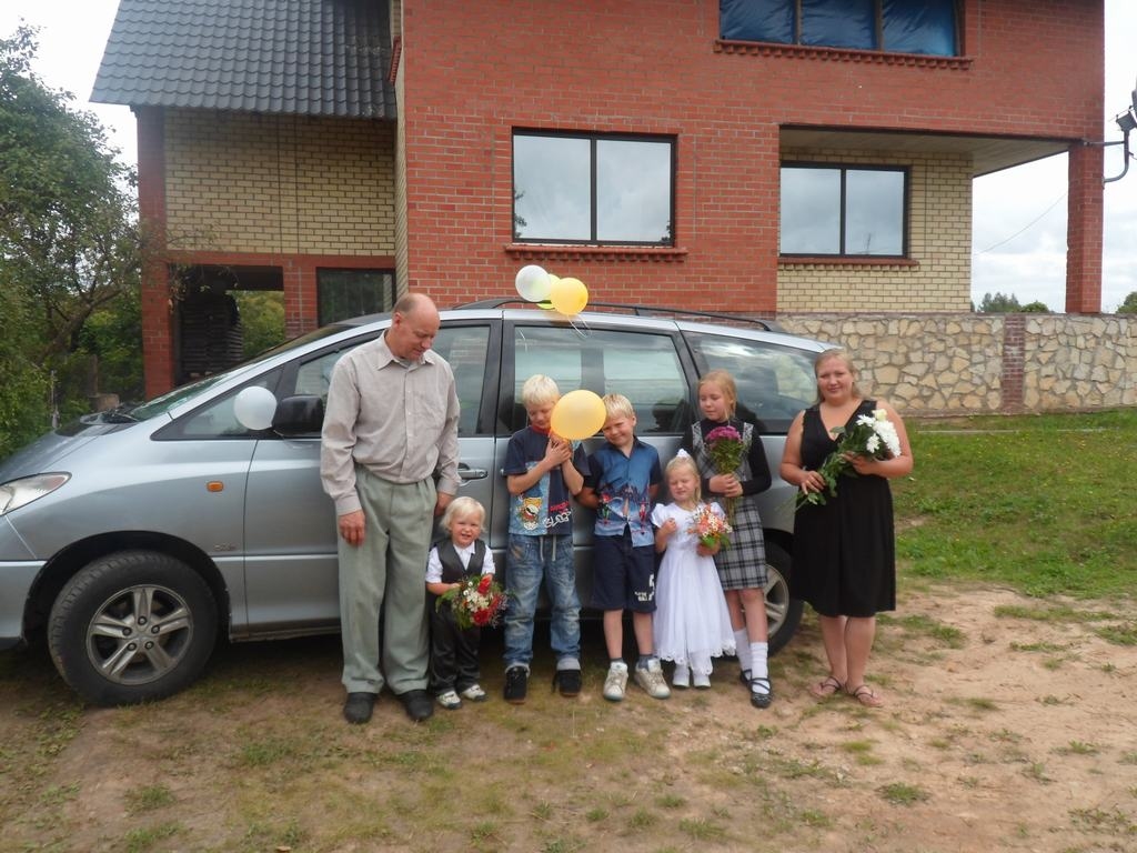 VISI KOPĀ. Regutu ģimene: Gita (no labās), bērni Eva, Elīna, Ivo, Inguss, Igo un vīrs Jānis. 
Autors: no Regutu ģimenes albuma 