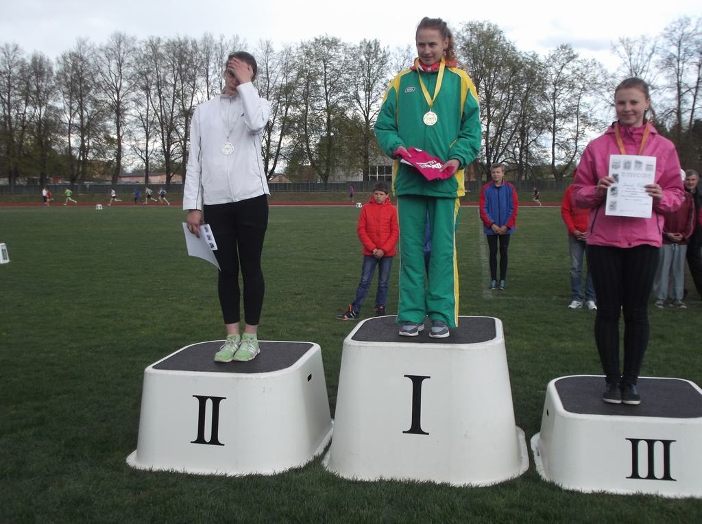 TRIUMFA BRĪDIS. 3000 metru soļošanas distancē pirmajā vietā Līna Gražule, otrajā — Liega Krasovska, trešajā — Sabīne Veisa no Ogres.
Autors: no privātā albuma