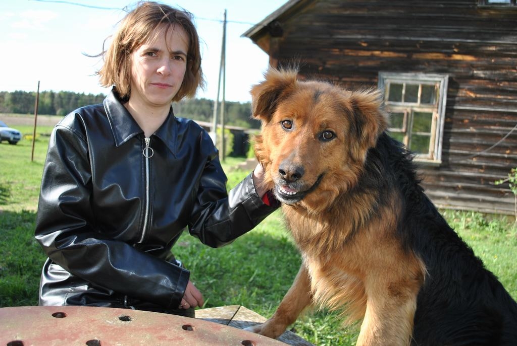 Laila Kaufmane “Slūzānos”. Kopā ar saimnieci pozēt vēlējās arī sabiedriskais Ringo. 
Autors: Līga Patmalniece