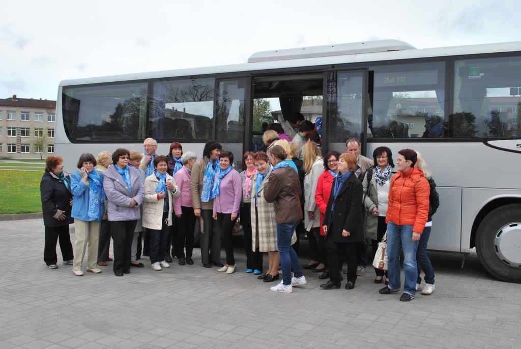 Vieno cerību krāsa. Aizkraukles reģiona skolotāji pirms došanās uz Rīgu. Šī piketa dalībniekiem vienojošā ir zilā — cerību — krāsa.
Autors: Līga Patmalniece