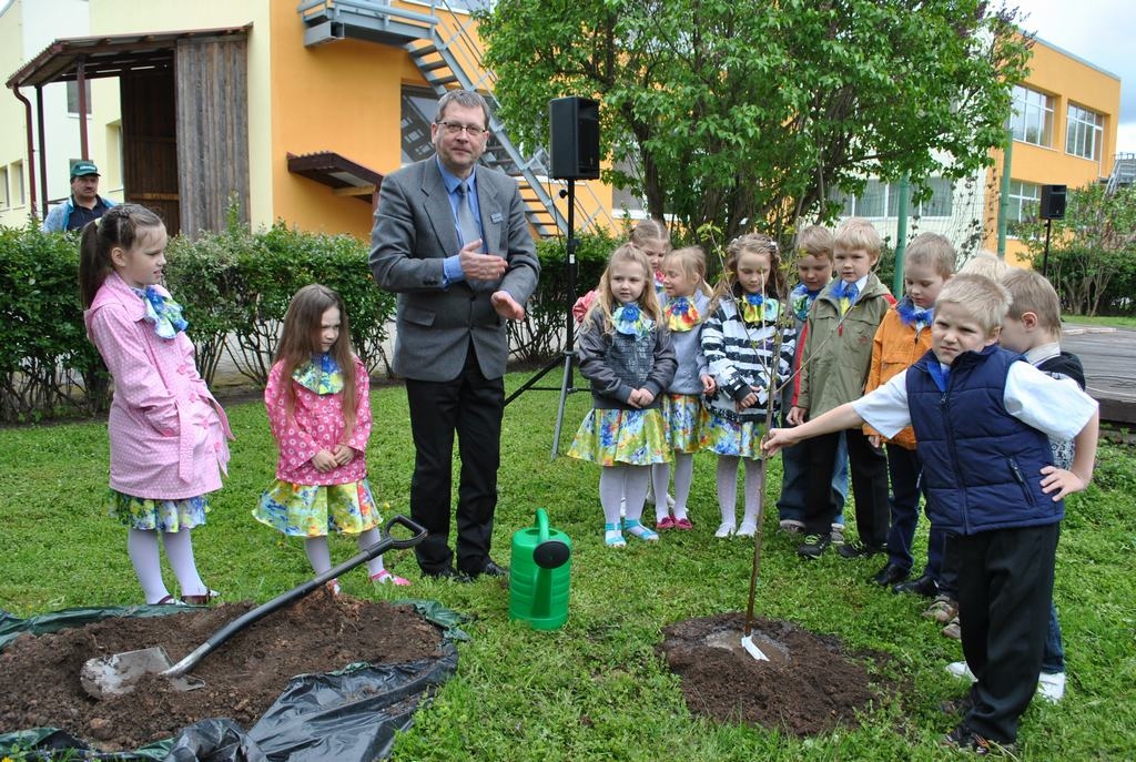 Viens no 33. Šis ķiršu kociņš ir viens no 33, ko EP Informācijas biroja pārstāvji dāvina “Vēlēšanu ABC tūres” pieturvietās. Kokneses novada domes priekšsēdētājs Dainis Vingris palīdz Aleksam (pirmais no labās) iestādīt saldo ķirsi. 
Autors: Līga Patmalniece