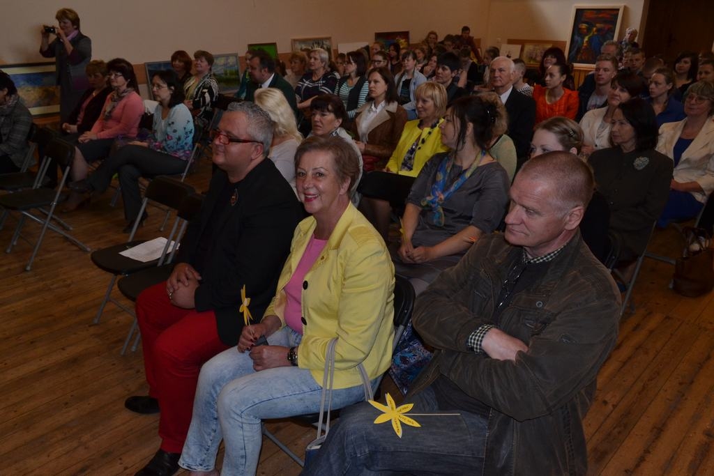 labdari. Akcijā Andreja Upīša Skrīveru vidusskolai mākslinieki un citi akcijas atbalstītāji uzdāvināja 36 mākslas priekšmetus un grāmatas. Pirmajā rindā no kreisās — Sergejs Jēgers, Mairita Solima un Jānis Austriņš.
Autors: Indulis Burka