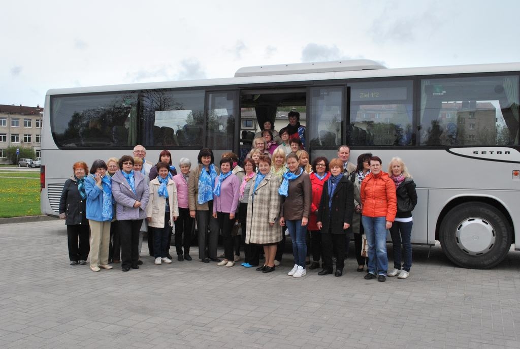 Vieno cerību krāsa. Aizkraukles reģiona skolotāji pirms došanās uz Rīgu. Šī piketa dalībniekiem vienojošā ir zilā — cerību — krāsa.
Autors: Līga Patmalniece