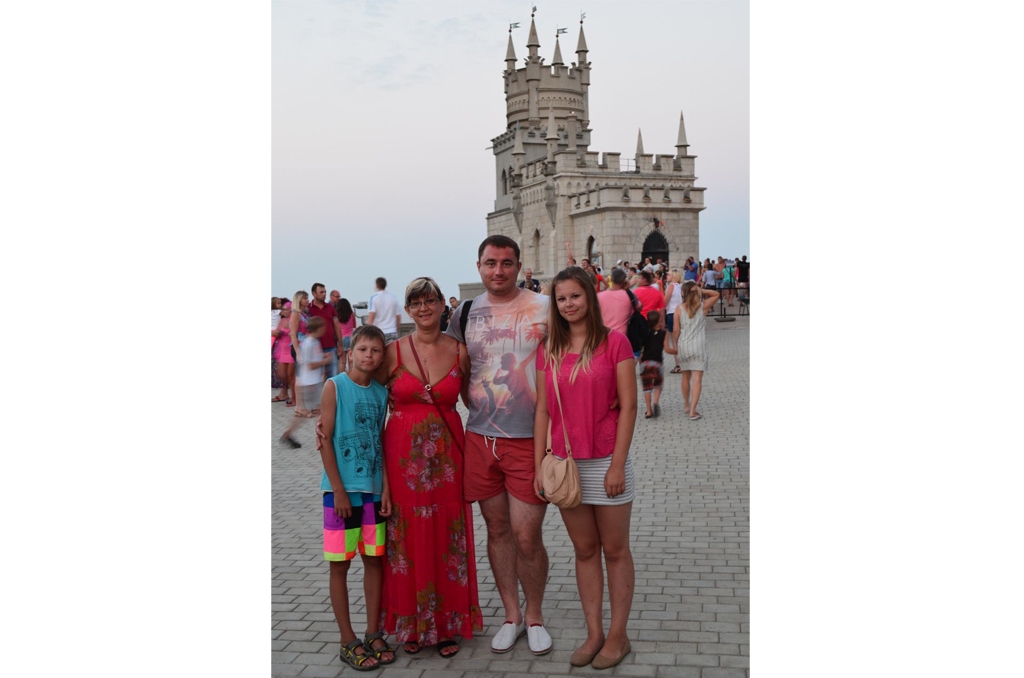 CEĻOJUMĀ. Eglīšu ģimene — Rojs (no kreisās), Jolanta, Dainis un Megija Jaltā, pie “Bezdelīgu ligzdas”.    
Autors: no Eglīšu ģimenes albuma 