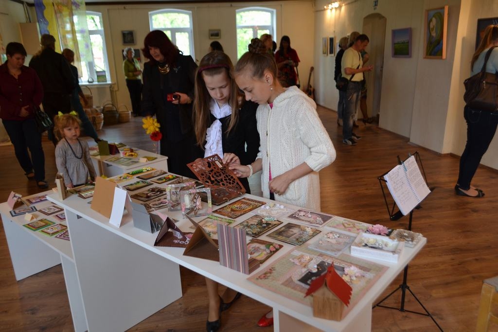 Darba augļi. Aizkraukles reģionālās tautskolas sezonas noslēguma pasākums. Meitenes aplūko papīra dizaina darinājumus. 
Autors: no Jaunjelgavas kultūras nama arhīva