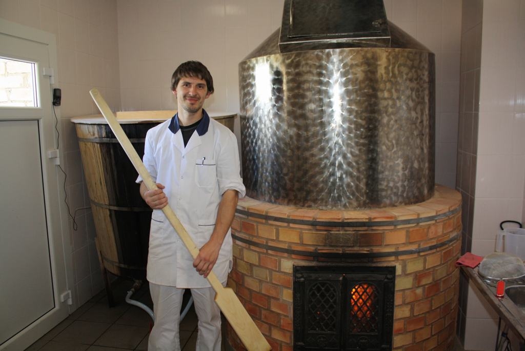 LAI GARŠO! Uzņēmuma darbinieks Agris Mežmalis līdz šim ar alus darīšanu nav nodarbojies. Tāpat kā Mārtiņam, arī viņam šī joma ir jauna. 
Autors: Sandra Pumpure