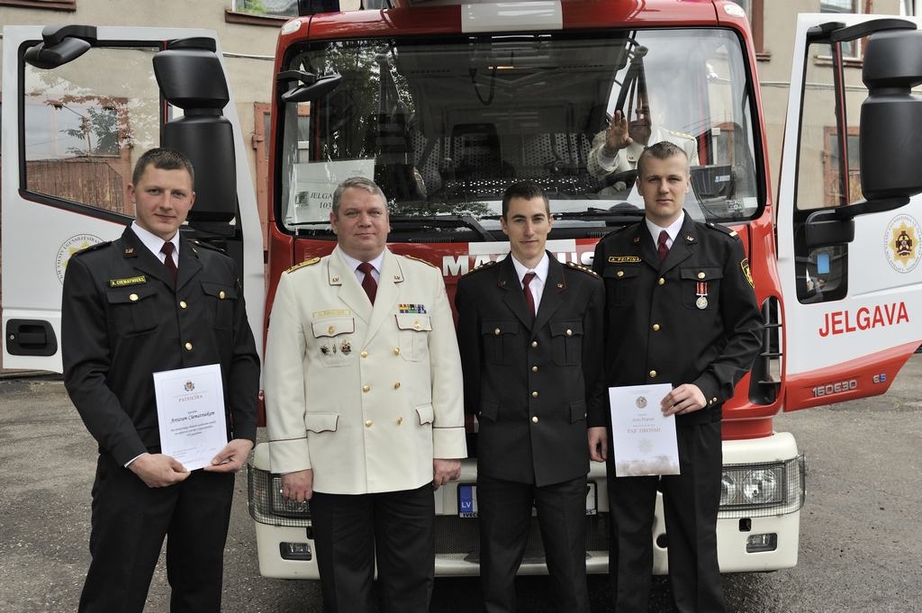 APBALVOTI. No kreisās: kaprālis Artūrs Ciematnieks,  VUGD priekšnieks pulkvežleitnants Oskars Āboliņš, Aizkraukles daļas komandieris kapteinis Guntars Laukazīle un kaprālis Artis Peipiņš. 
Autors: no VUGD Aizkraukles daļas arhīva