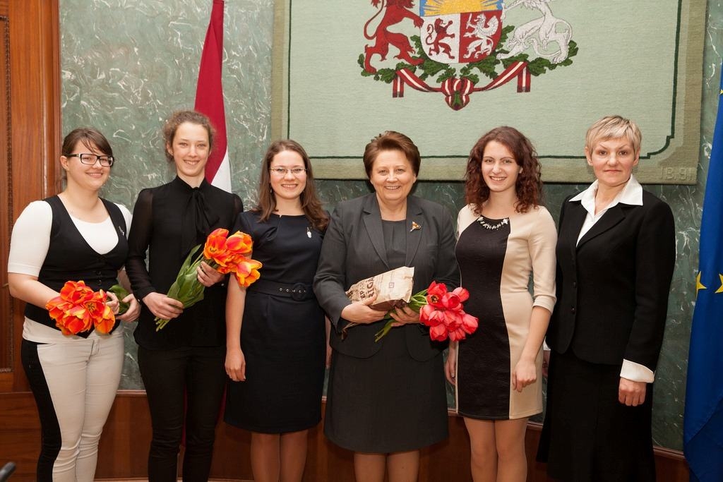 SVINĪGAJĀ PASĀKUMĀ. Guna Pujāte (no kreisās), Katrīna Bērziņa, Līga Āboliņa, Ministru prezidente Laimdota Straujuma, Viktorija Minajeva un vēstures skolotāja Iveta Krastiņa.     
Autors: no konkursa rīkotāju arhīva 