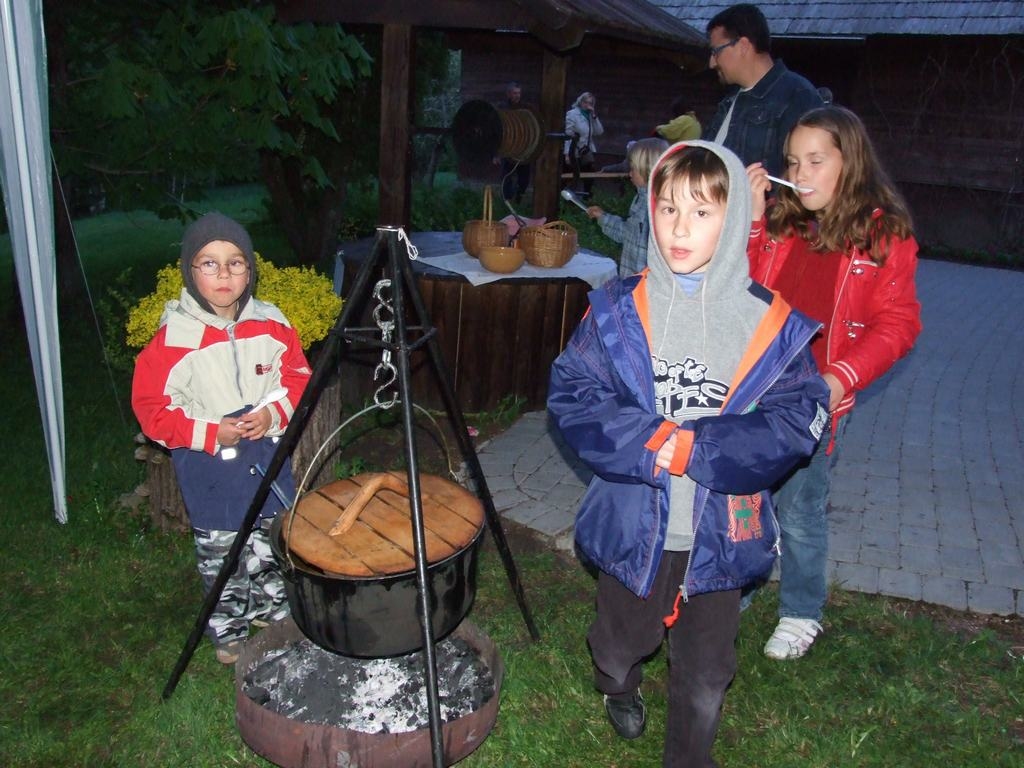 Tradīcija — zupa. Aizkrauklē muzeja naktī ikviens var nobaudīt zupu.