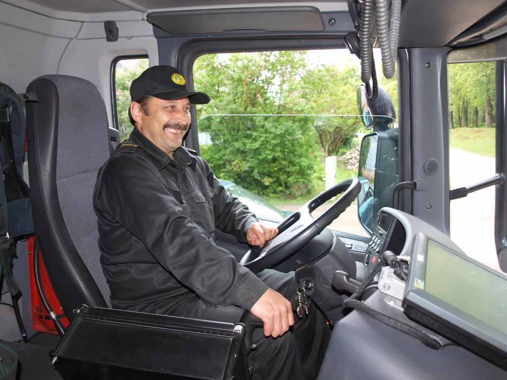 DARBA VIETA. Viens no Edvīna Nāburga pienākumiem ir stūrēt “Scania” markas ugunsdzēsēju automašīnu.