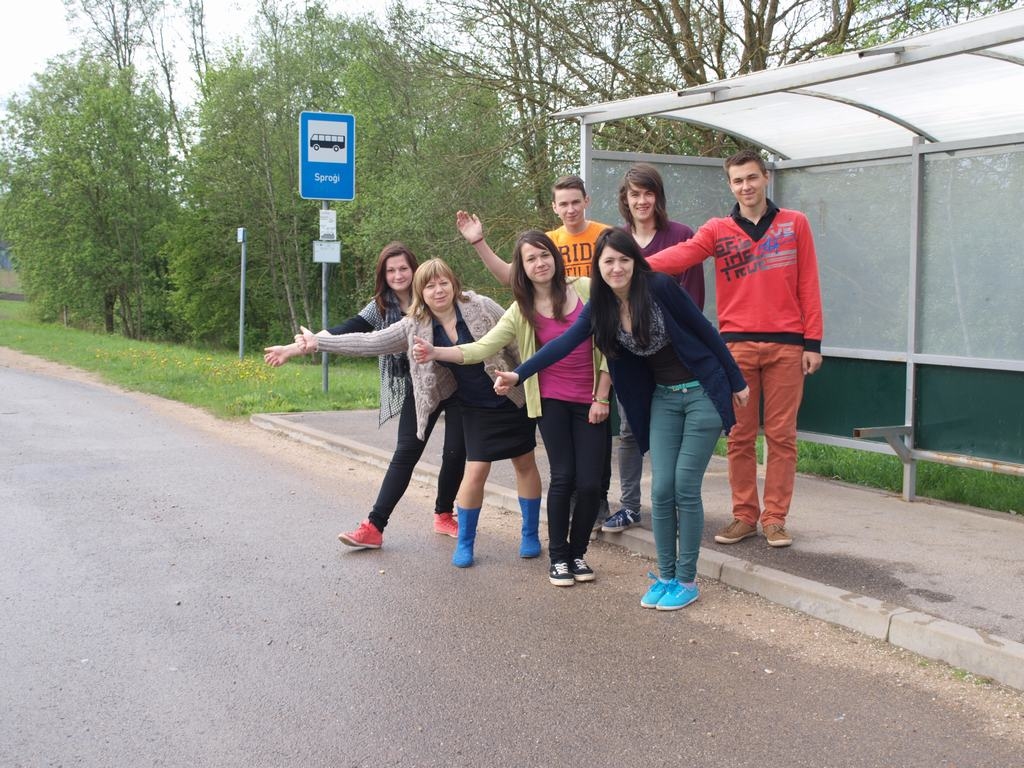 Sproģu pamatskolas 9. klases audzēkņi jau pavisam drīz dosies ceļā uz citām skolām. Pirmajā rindā no kreisās: Loreta Svetiņa, klases audzinātāja Iveta Muraška, Agrita Vore un Rasa Pelekeviča. Otrajā rindā no kreisās: Aivis Mūrnieks, Viesturs Kuciņš un Ivo Klemka.      
Autors: Indulis Burka