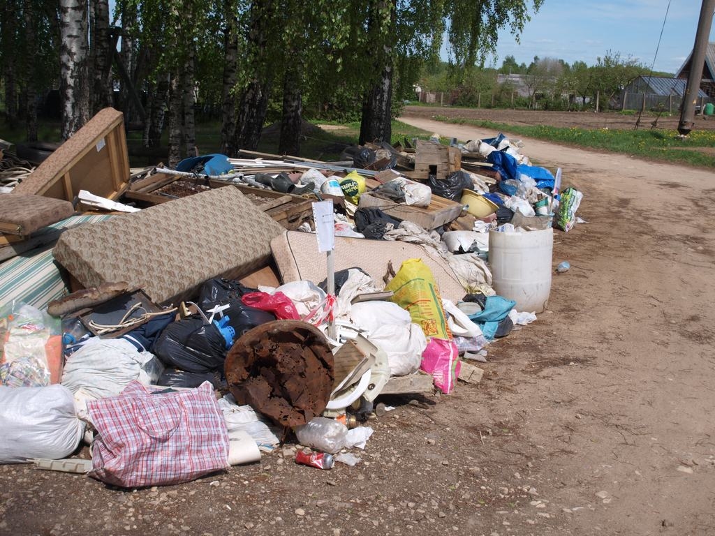 MEKLĒ POLICIJA. Vasarnīcu īpašnieki birzītes malā “Ziedos” ir sametuši logu rāmjus, stiklus, dīvānus, šīferi un daudz ko citu, cerot, ka par pašvaldības līdzekļiem to visu izvedīs. Tagad vainīgos meklē policija. 
