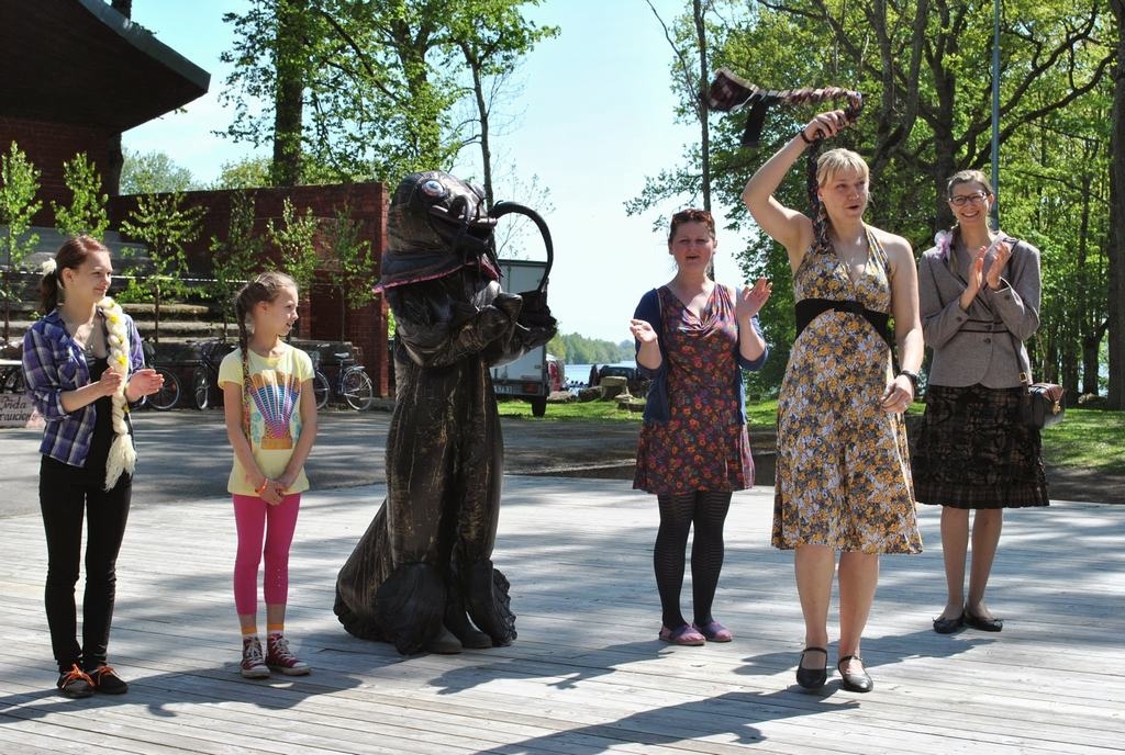 Īstās un mākslīgās. Konkursā par garāko bizi sacentās vien piecas dalībnieces, bet garākās ūsas izrādīja vien “sams” — nepieteicās neviens kungs.
Autors: Imants Kaziļuns