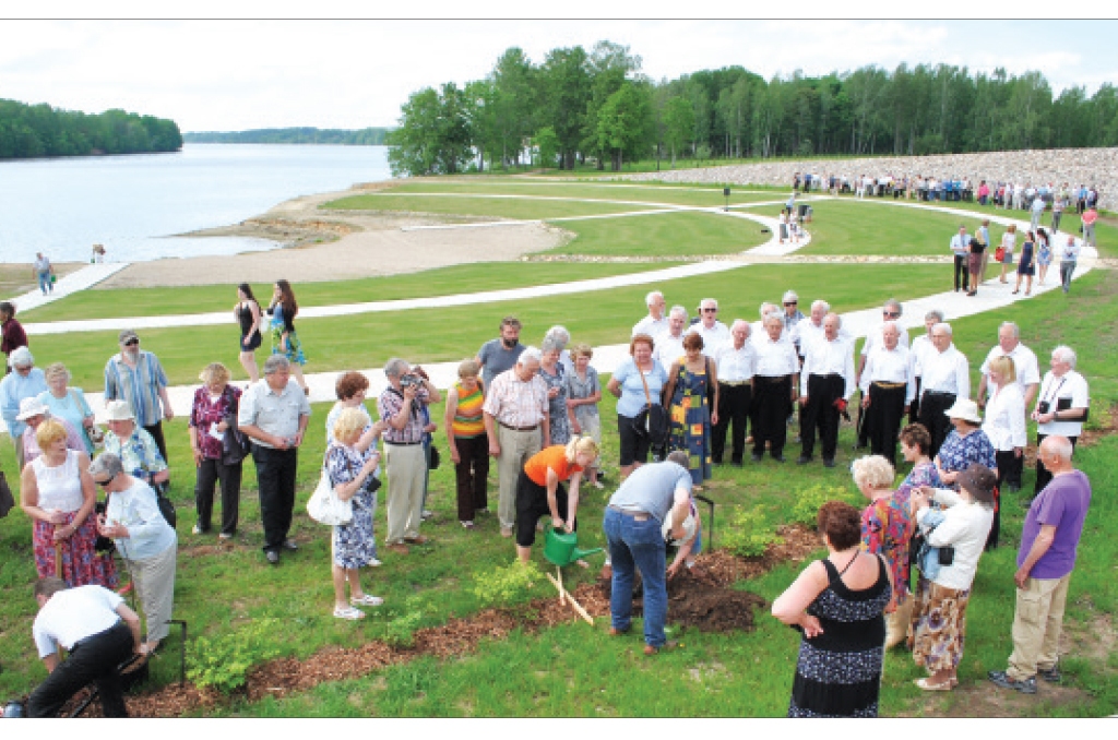 Piemiņai. Skanot dziesmām par Latviju, pērn aizsāktajai ozolu godasardzei pievienojās vēl desmit koku.
Autors: Imants Kaziļuns