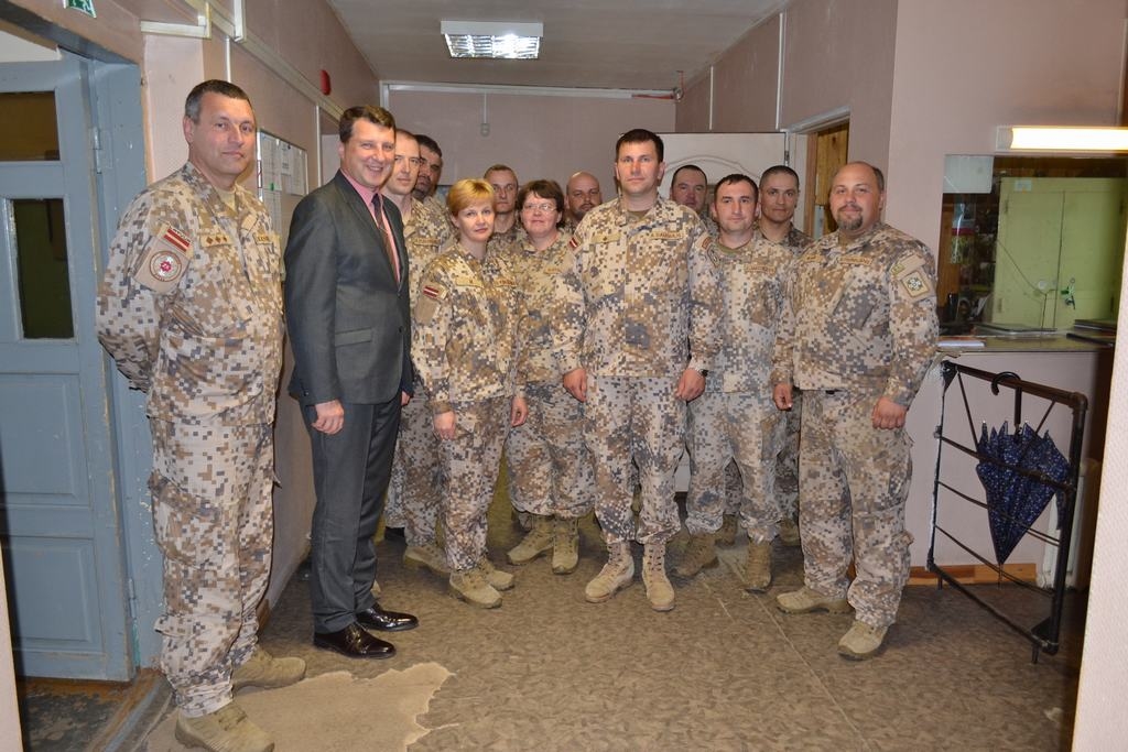 Pēc jautājumu “krusas”. Aizsardzības ministrs Raimonds Vējonis (otrais no kreisās)  Zemessardzes Aizkraukles 55. kājnieku bataljona štābā. Majors Andris Daugulis — piektais no kreisās. 
Autors: Līga Patmalniece