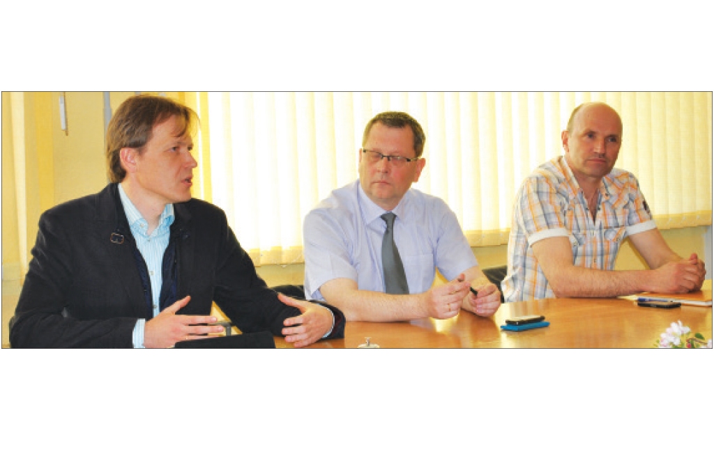 Pirms trešā lasījuma. Par zemes likuma grozījumiem Koknesē diskutēja Saeimas Tautsaimniecības, agrārās, vides un reģionālās politikas komisijas priekšsēdētājs Jānis Ozoliņš, Kokneses novada domes priekšsēdētājs Dainis Vingris, SIA “Bormaņi” valdes priekšsēdētājs Jānis Miezītis un daudzi citi.
Autors: Imants Kaziļuns