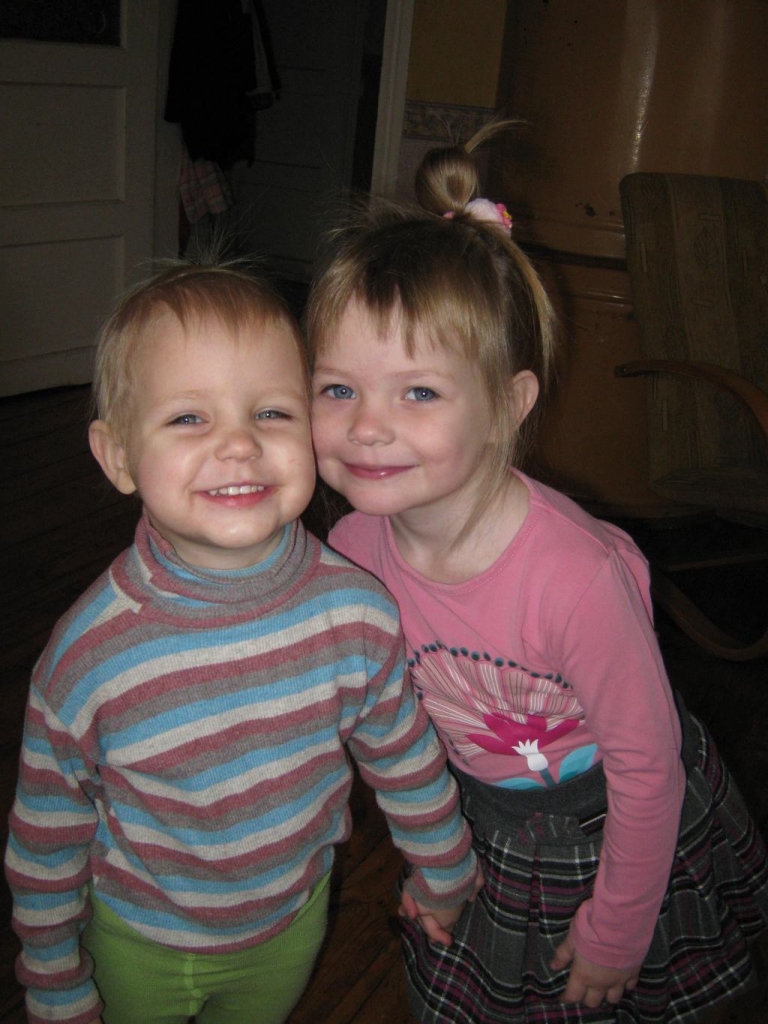 Māsiņas Enija (no kreisās) un Mija Mūrnieces.
Autors: no ģimenes albuma