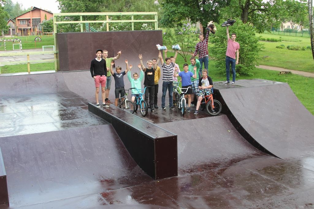 SAPŅI PIEPILDĀS. Neretas aktīvākie jaunieši neslēpj prieku par iespēju trenēties un pavadīt skeitparkā brīvo laiku. 	
Autors: Nauris Beļūns