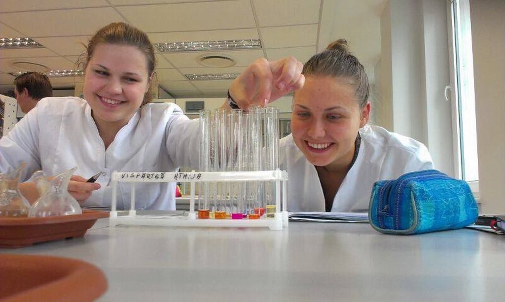 AIZRAUJOŠI. Līva Poriete (no labās) ar kursabiedreni ķīmijas nodarbībā. 