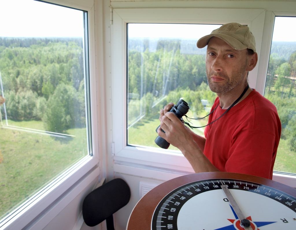 DEŽURANTS. Mentas tornī dežurē Genrijs Matlovs. Viņš teic, ka dūmus no torņa var saskatīt pat 15 kilometru attālumā. Viņa darba vieta ir 34 metru augstumā, virs koku galotnēm. 
Autors: Indulis Burka