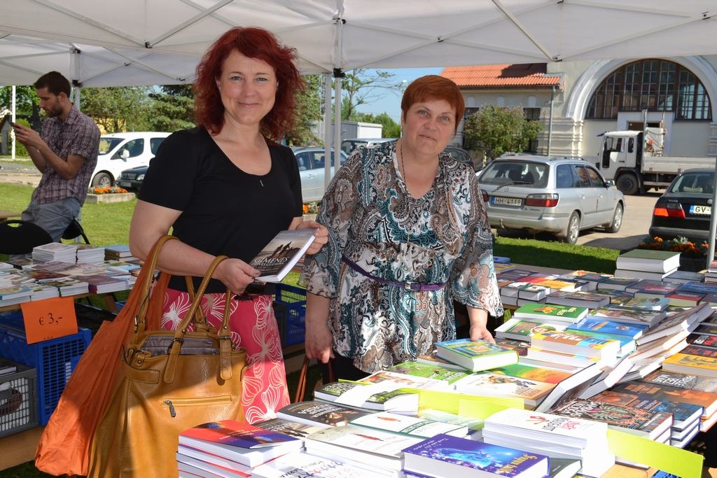 Izvēle liela — atzīst Kristīne Rulle, Aiviekstes pagasta bibliotēkas vadītāja, un Antonija Sevostjanova, Pļaviņu novada PII “Jumītis” filiāles “Bērziņš” vadītājas vietniece. 
Autors: Līga Patmalniece
