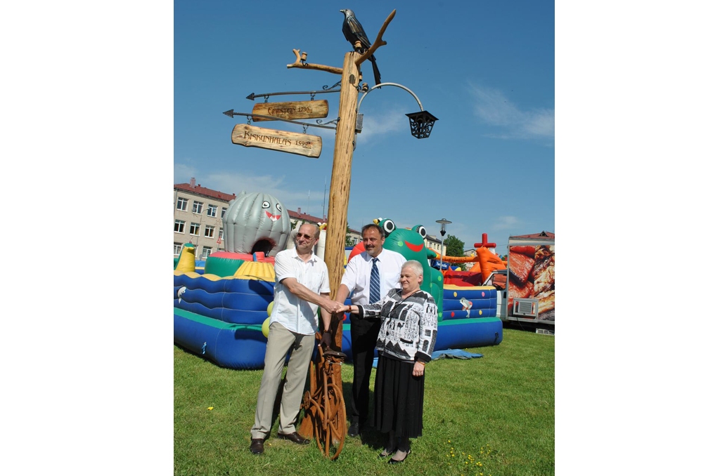 DRAUDZĪBA. Tā vieno valstis, pilsētas un cilvēkus kilometriem tālu. Norāžu staba  atklāšanā piedalās Aizkraukles novada domes priekšsēdētājs Leons Līdums (no kreisās), Kiškunhalašas mērs Ištvans Džovajs un Biržu pašvaldības vadītāja Irute Varziene. 
Autors: Guna Mikasenoka