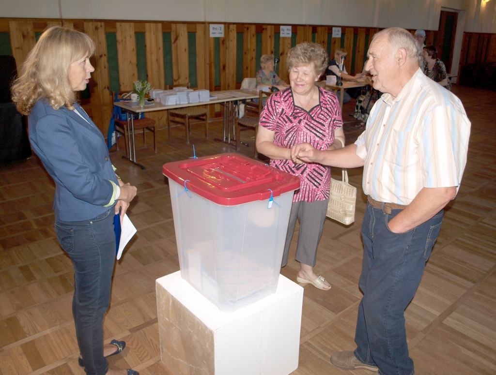 VISS KĀRTĪBĀ. Skrīveros vēlēšanu komisijas priekšsēdētāja Gunta Šustere (no kreisās) vēro balsošanas gaitu.
Autors: Indulis Burka