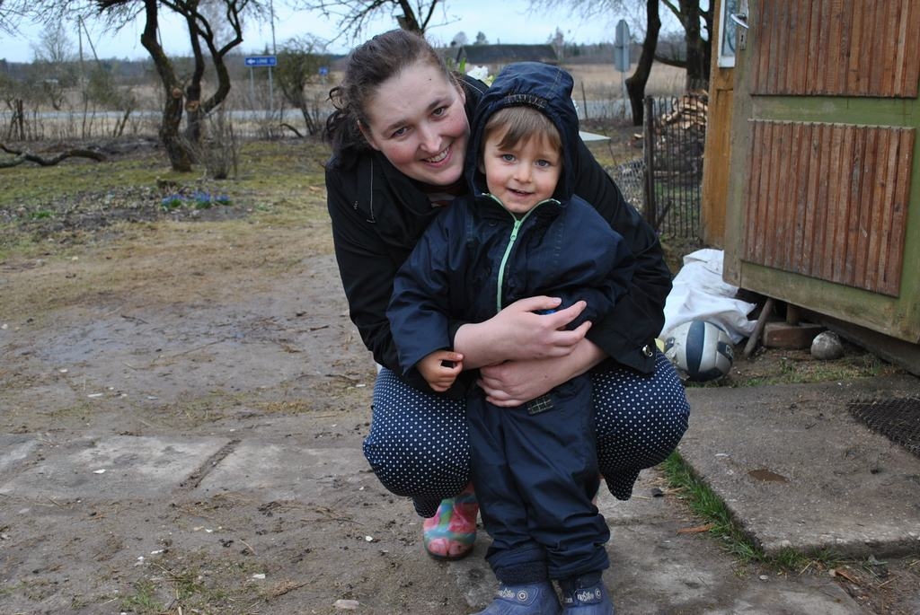 ZALVĒ PAR VIENU ĢIMENI VAIRĀK. Vivita Simsone ar mazo dēliņu un citiem ģimenes locekļiem ir kļuvuši par zalviešiem. 
Autors: Guna Mikasenoka