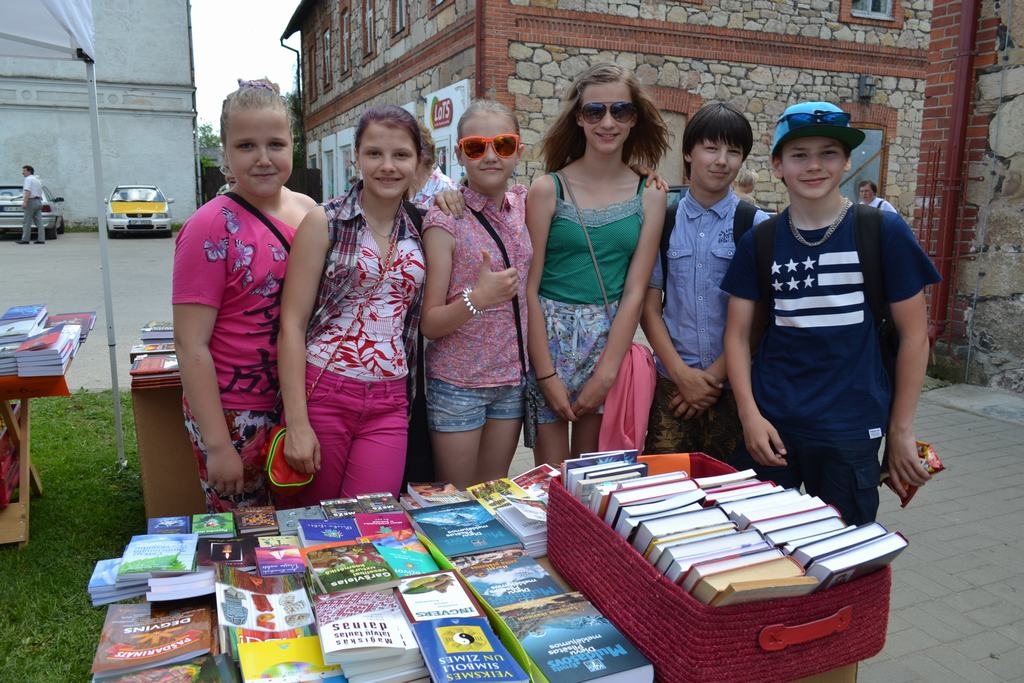 Lasa gan! Pie grāmatu stendiem satiktie koknesieši nepiekrita, ka “jaunā paaudze nelasa”, un katrs zibenīgi nosauca savu iecienītāko grāmatu.
Autors: Līga Patmalniece