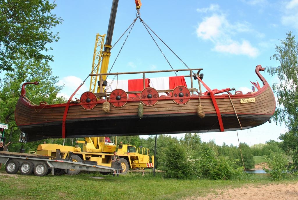 KĀ ZOBUSĀPES. Lai pārvarētu Pļaviņu HES aizsprostu, Aizkrauklē trīs tonnas smago liellaivu nācās izcelt no ūdens. Šāds process laivas komandai sagādā trauksmainus brīžus.     
Autors: Imants Kaziļuns