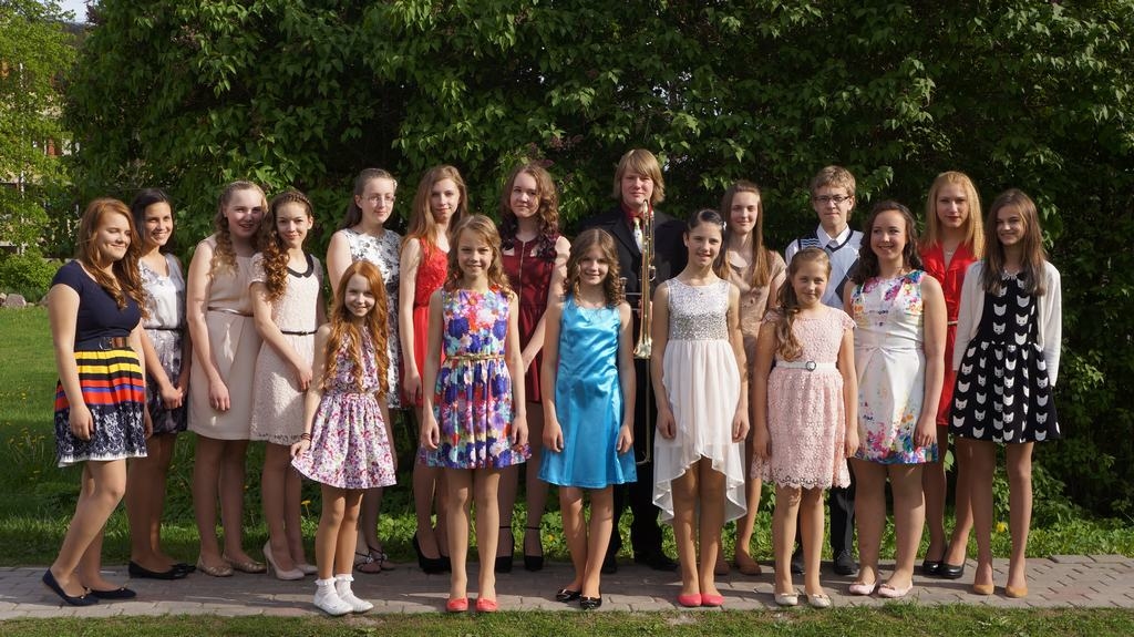 PRIEKS PAR SASNIEGTO. Šīgada Skrīveru mūzikas un mākslas skolas absolventi. 
Autors: no Skrīveru mūzikas un mākslas skolas arhīva  